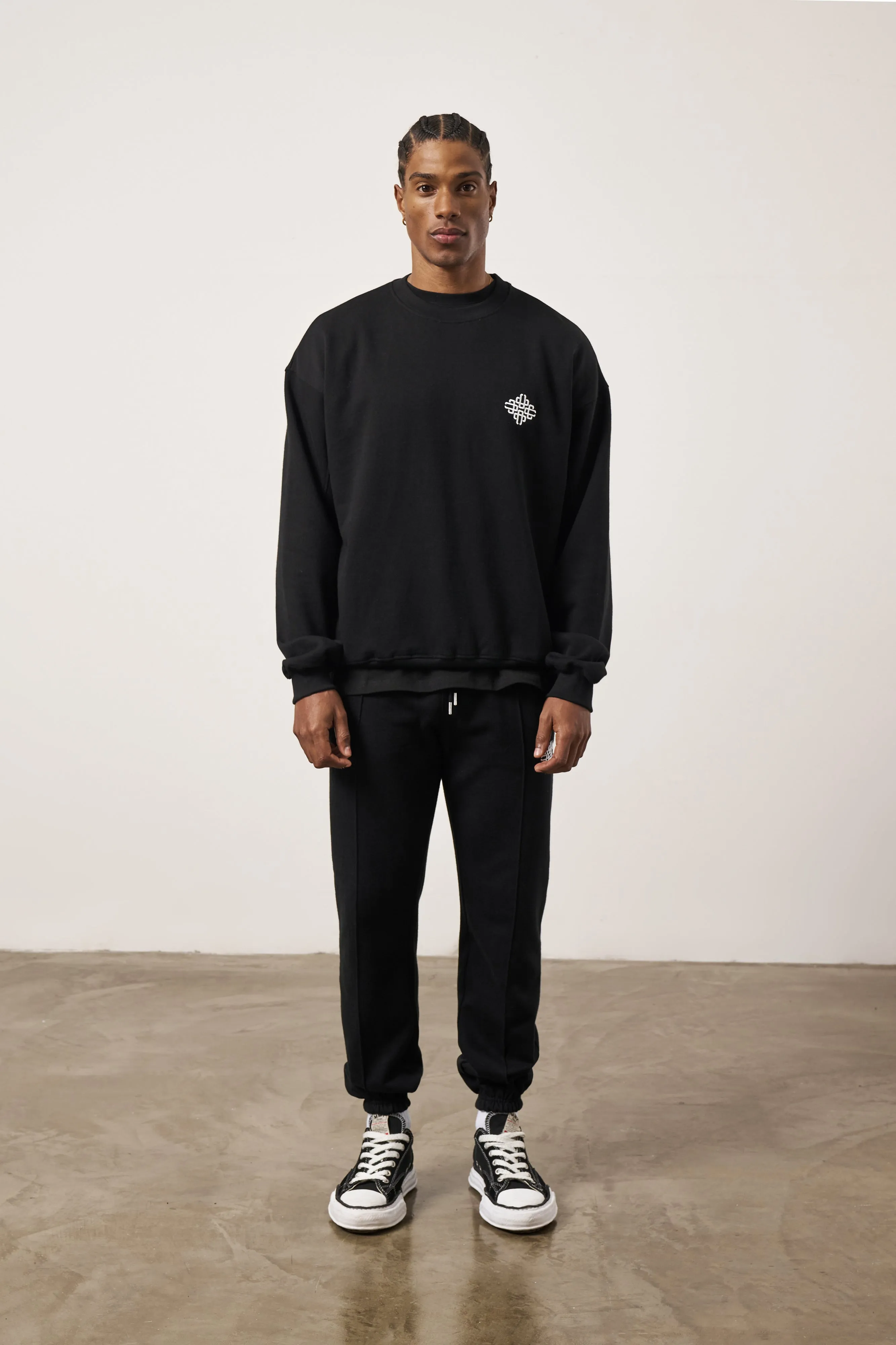 EMBROIDERY EMBLEM SWEATSHIRT - BLACK