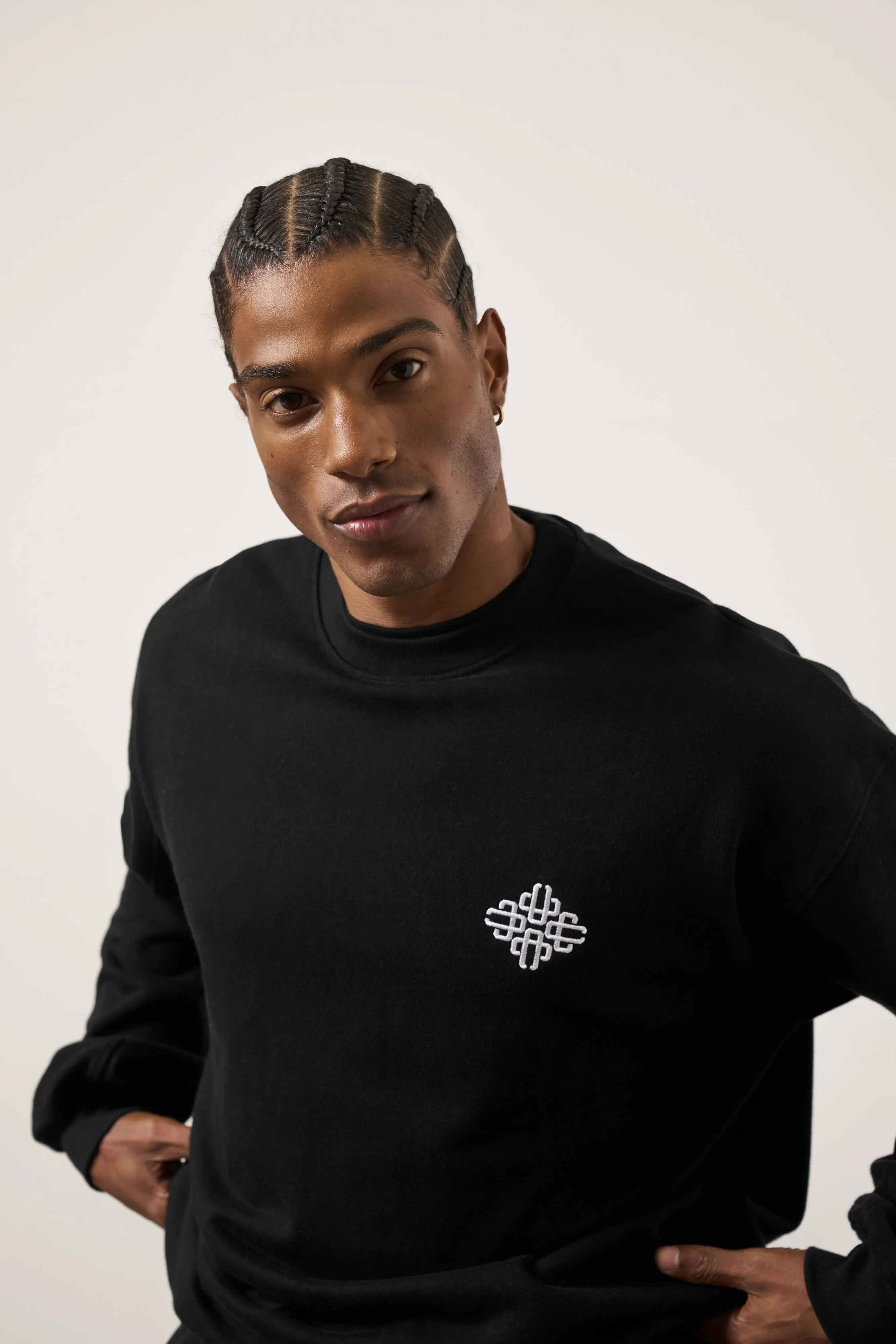 EMBROIDERY EMBLEM SWEATSHIRT - BLACK