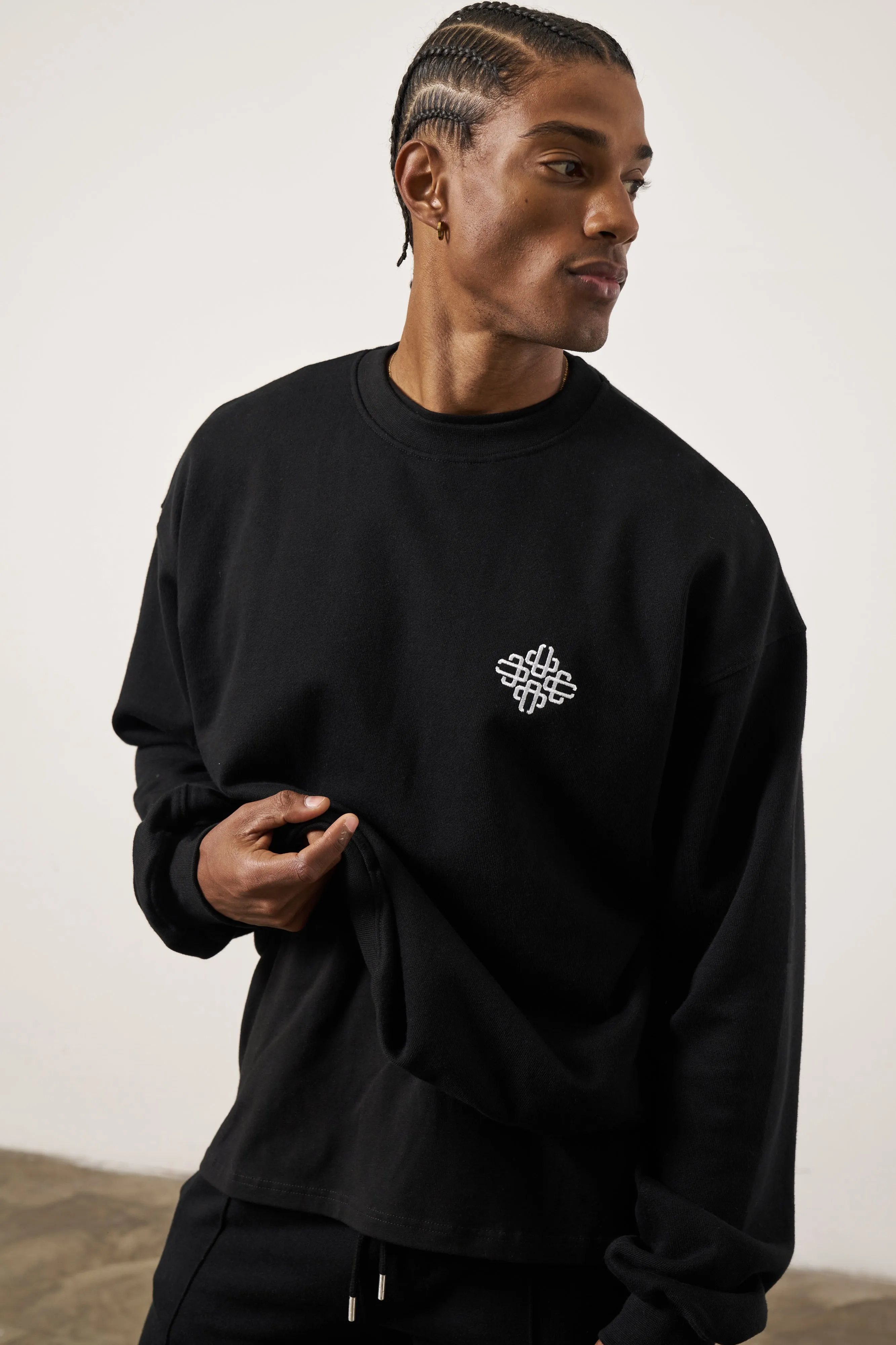 EMBROIDERY EMBLEM SWEATSHIRT - BLACK