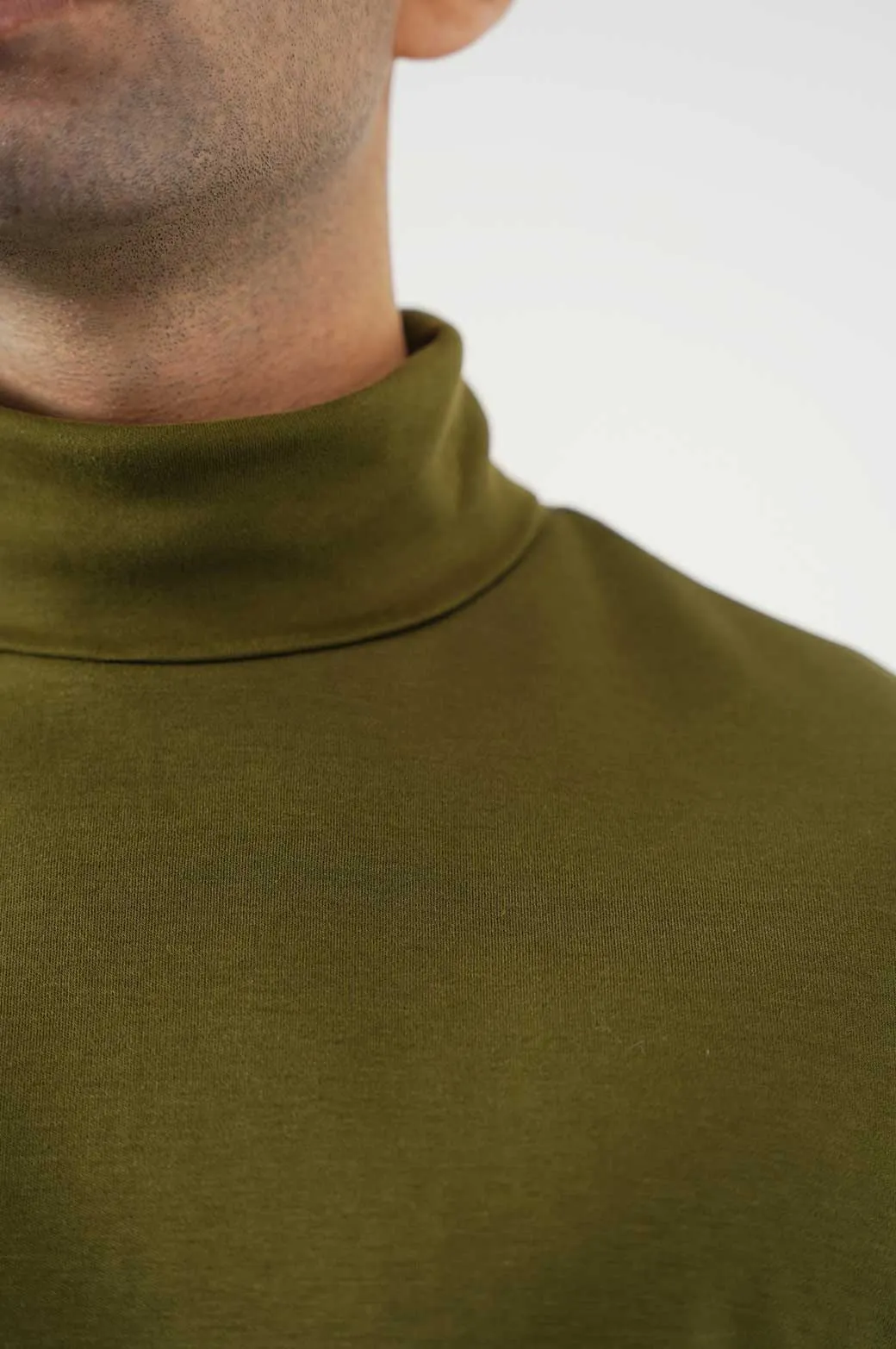 HIGH-NECK SWEATSHIRT