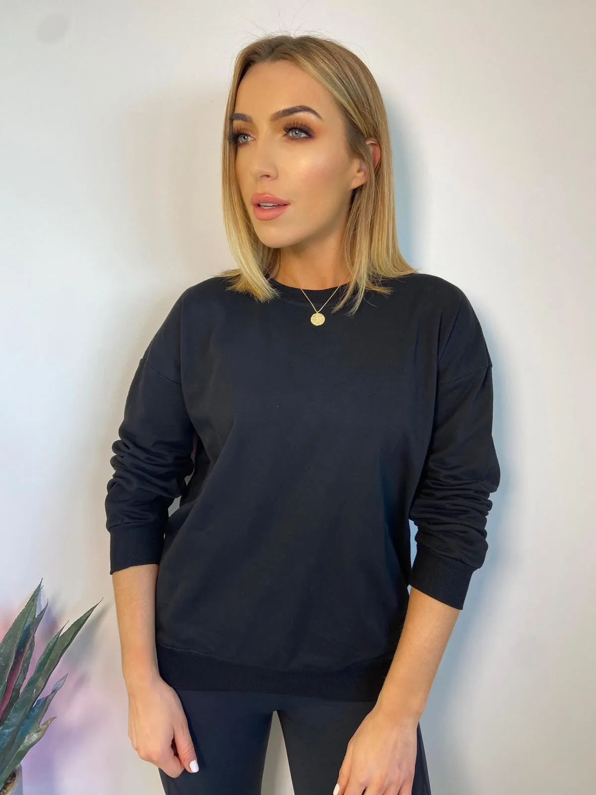 THE BASIC SWEATER - BLACK